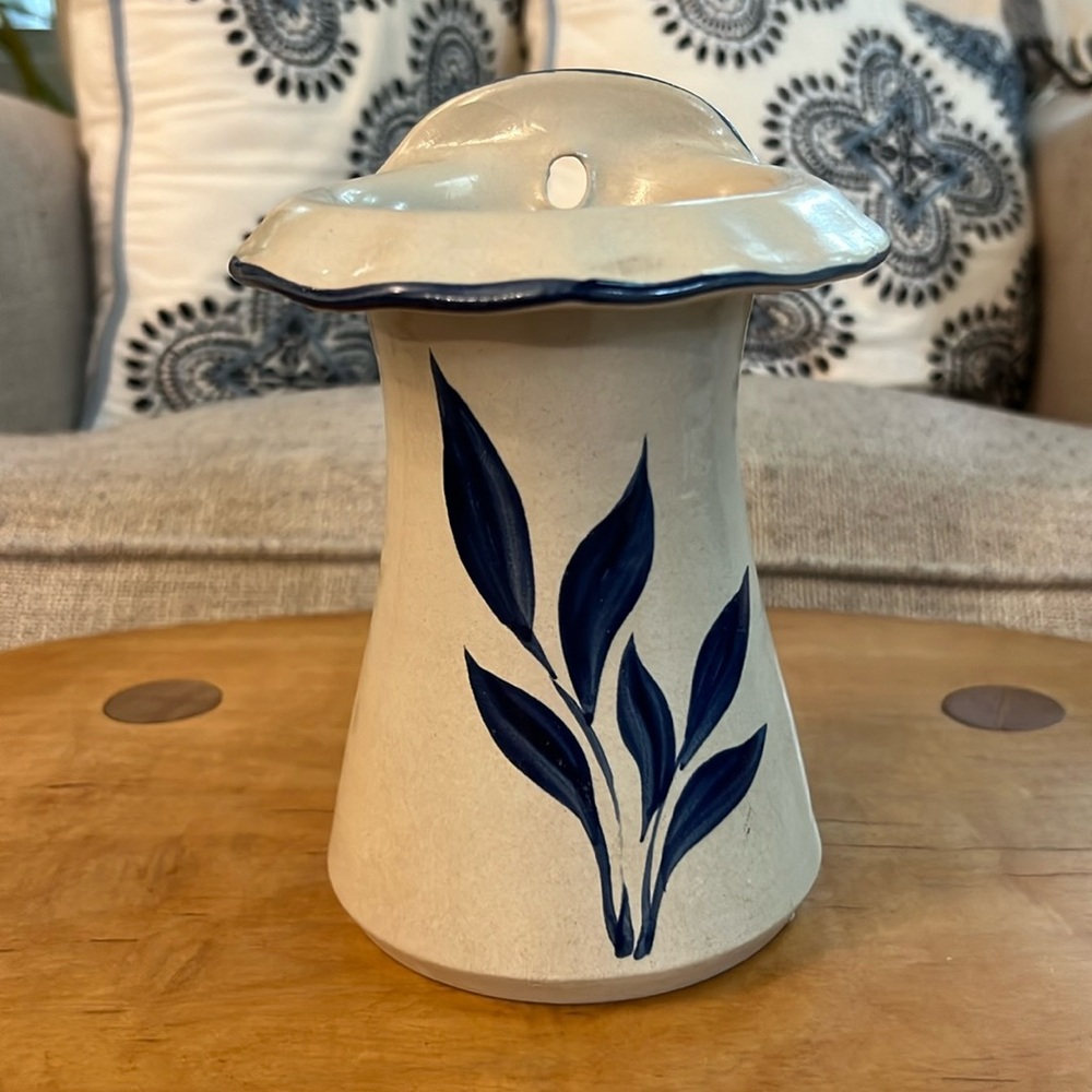 Williamsburg Pottery blue leaf wall hanging vase planter